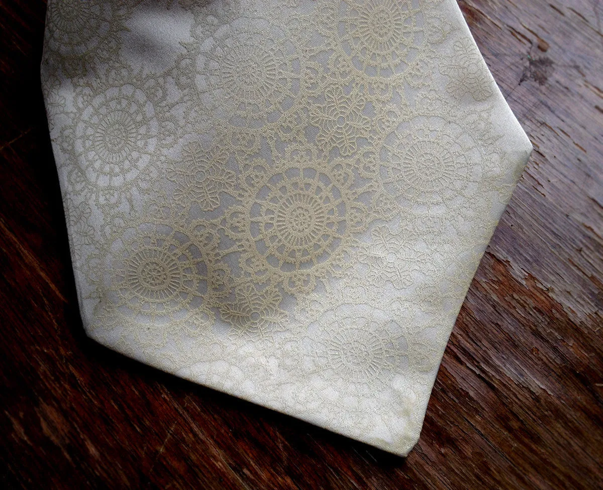 Cottage Lace Ascot